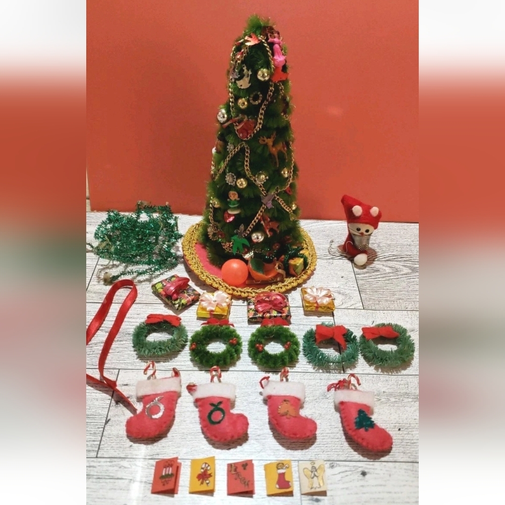 Vtg Dollhouse Christmas Tree Decorated Wreaths Stockings Gifts Cards Garland